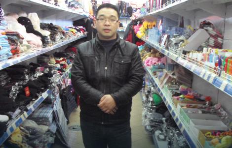 Zove se Janko Zhao, Kinez je iz Trebinja i prodaje srpske zastave