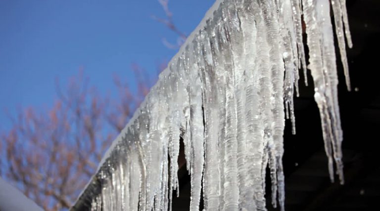 Opasnost od pada leda i snijega sa krovova zgrada