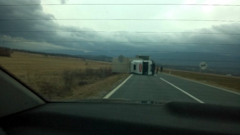 Vjetar prevrnuo kamion kod Bosanskog Petrovca!