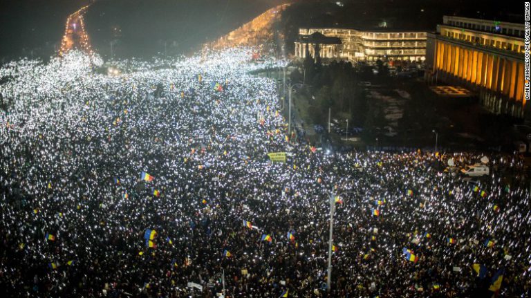 Rumuni ne odustaju od protesta, podrška stiže od predsednika