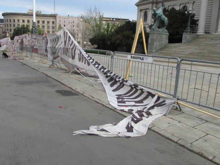 Slike srpskih žrtava leže zgužvane na ulici