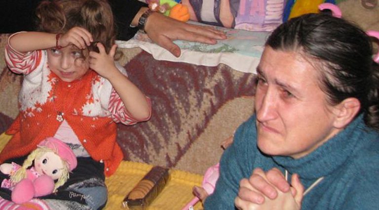 Majka i ćerka iz Brčkog žive u nehumanim uslovima: Nepokretnu djevojčicu po nogama izgrizli pacovi