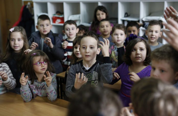 Dječak iz Sarajeva zbog kojeg je cijeli razred naučio znakovni jezik sada priča