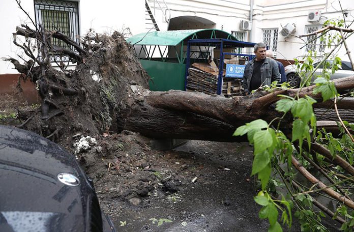 U oluji u Moskvi poginulo 13 osoba, desetine ozlijeđeno