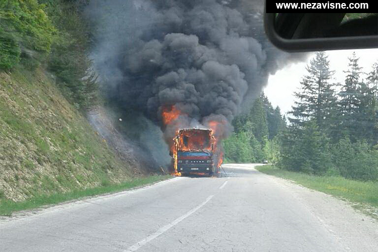 Izgorio autobus na putu za Vlašić, spaseni učenici