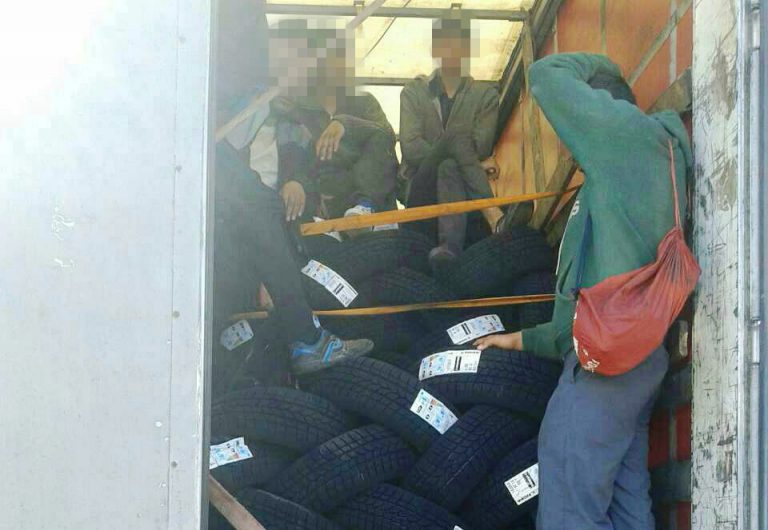 Rača: U kamionu s gumama pronađeni ilegalni migranti