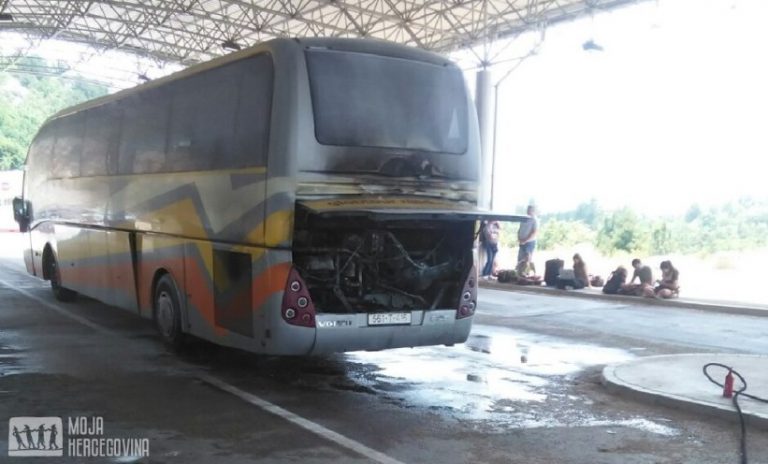 Zapalio se autobus pun putnika na graničnom prelazu