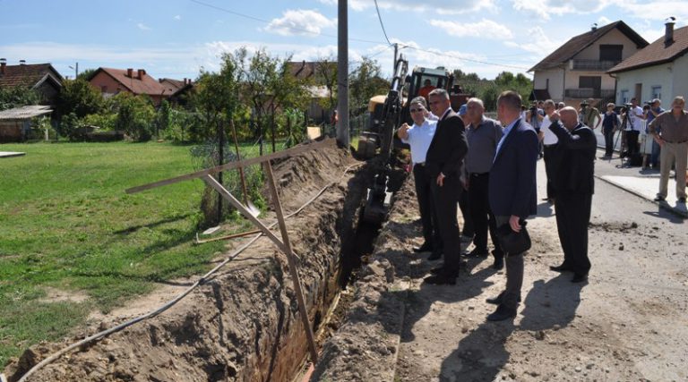 Доњи Брезик: Ускоро завршетак радова на канализационој мрежи