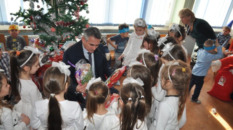 Градоначелник подијелио новогодишње пакетиће малишанима обданишта “Наша дјеца”