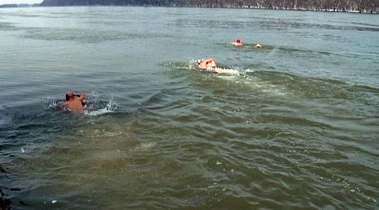 Момци из Атоса пливају Савом и на “дебелом” минусу