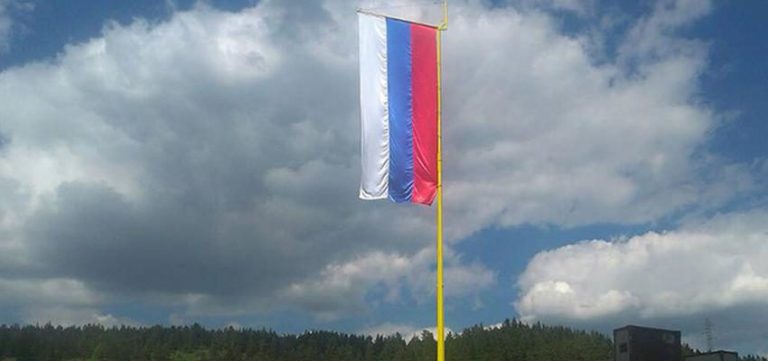 На Равној Романији срушена застава РС