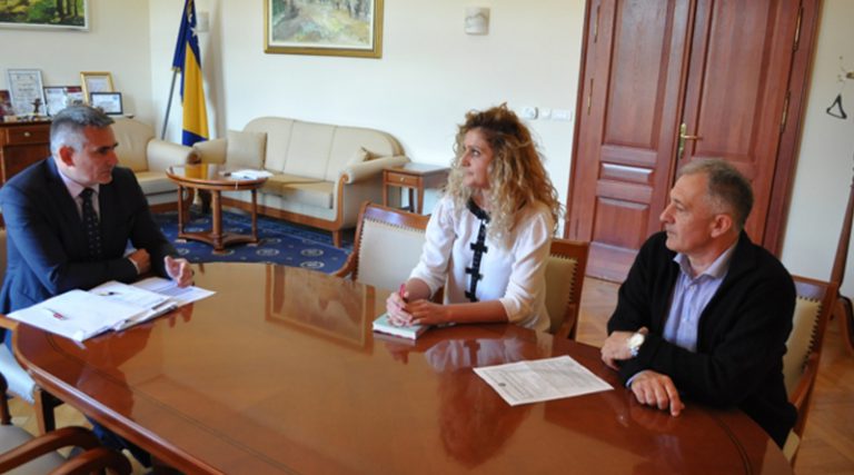 Премијерлигаши ЖРК “Јединство” са градоначелником Милићем