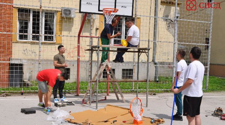 Млади СНСД-а реновирали кошаркашко игралиште