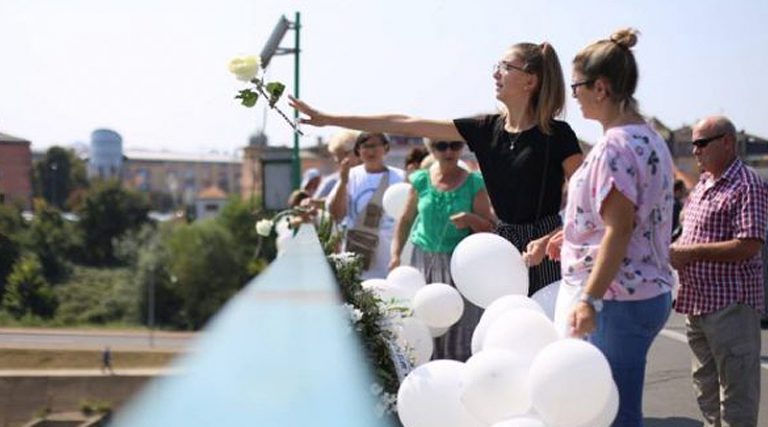 Брчко: Цвијеће и бијели балони за нестале цивиле