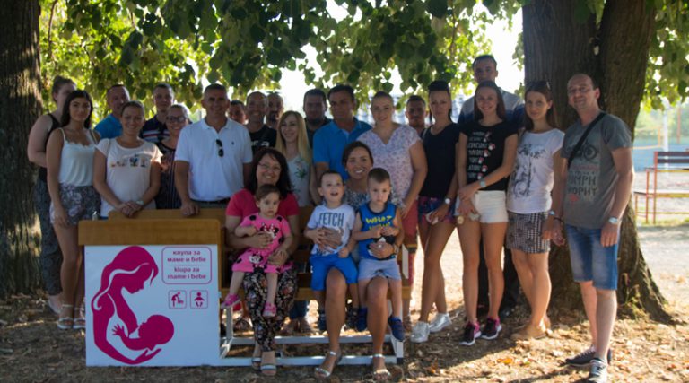 Брчко: Млади СНСД-а поставили прву клупу за мајке дојиље