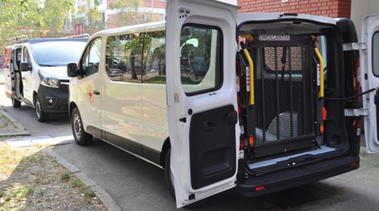 Набављена два нова специјална возила за превоз ђака са посебним потребама