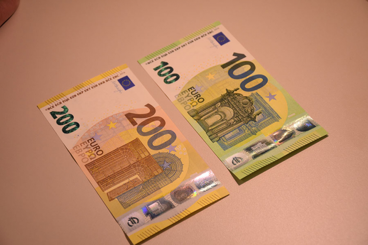 Представљене нове новчанице од 100 и 200 евра