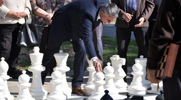 Gradonačelnik penzionerima u Brčkom predao na korišćenje šah na otvorenom