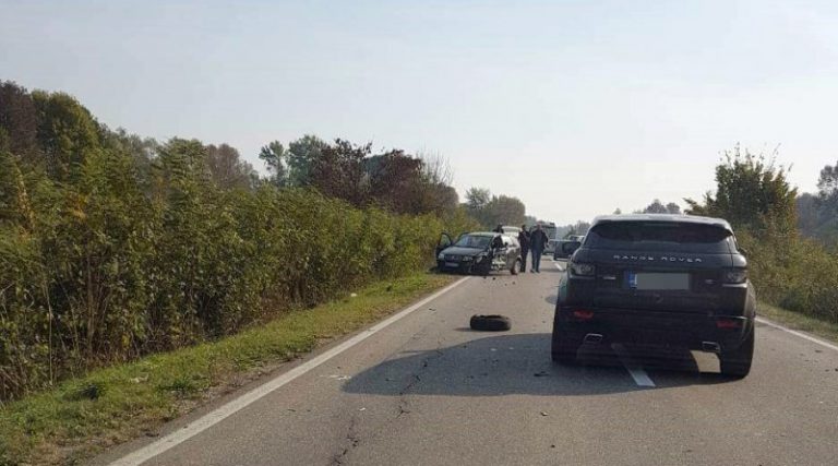 Једна особа тешко повријеђена у судару аутомобила и камиона на путу Брчко-Бијељина