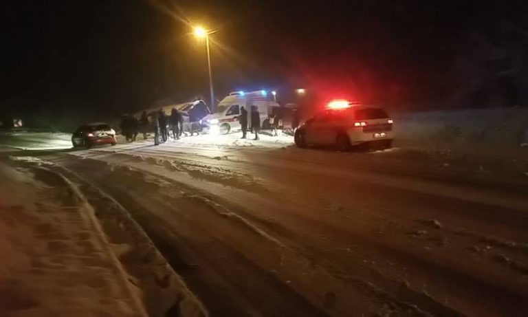 Бијељина: У незгоди аутобус слетио са пута, путници искакали кроз прозор
