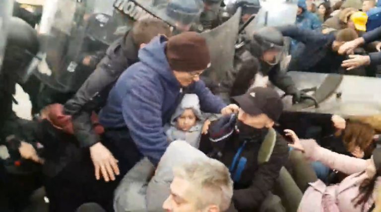 Бања Лука: И мала дјеца под налетом полиције, грађани не иду са улица (ВИДЕО)