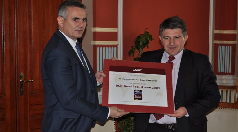 Директор „Видовданске трке” уручио градоначелнику сертификат Свјетске атлетске федерације
