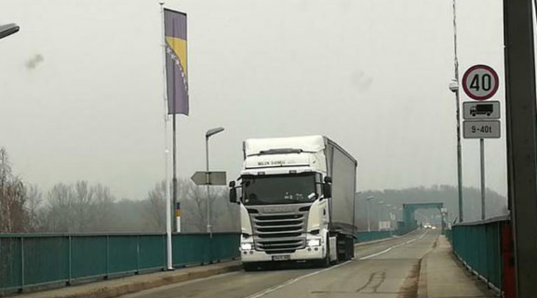 Камиони и даље саобраћају мостом Гуња – Брчко