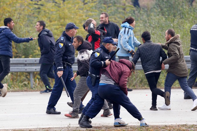 Hrvatska policija ubacuje migrante na teritoriju Bosne
