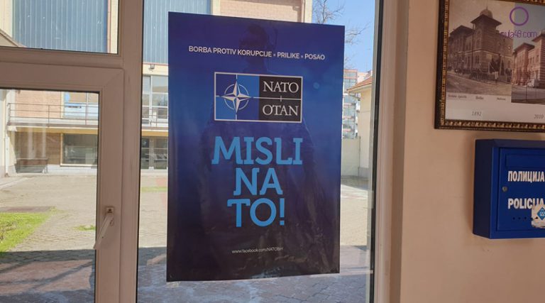 НАТО плакат на брчанској Гимназији