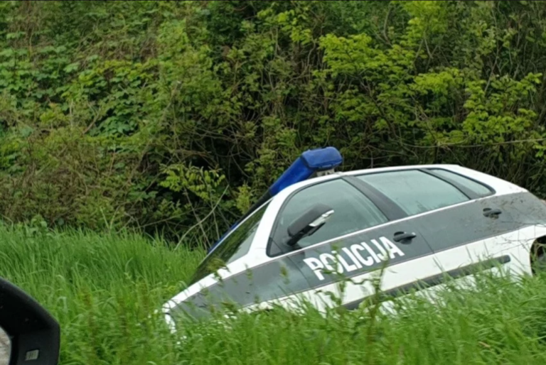 Полицијски аутомобил завршио поред цесте код Орашја