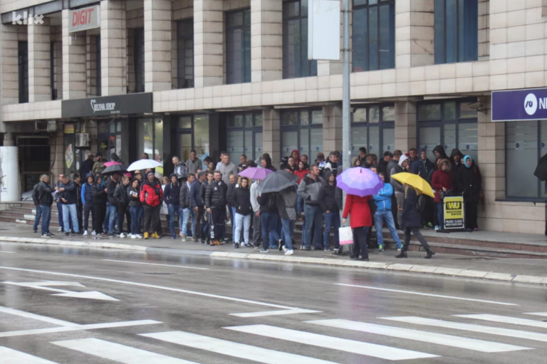 Тужни призори у Бањалуци: Стотине грађана по киши чекало папир да оду из БиХ