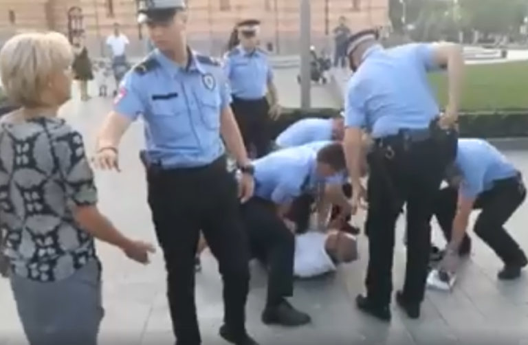 Бања Лука: Ухапшен старији човјек, грађани молили полицију “Немојте то радити”