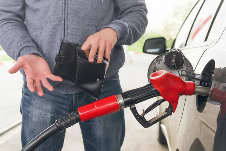 По литру узимали и до 0,40 КМ: Нафташи смањују цијену горива