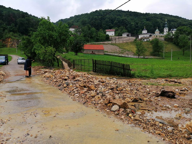 Вода оштетила пут према манастиру Тавна и однијела мост