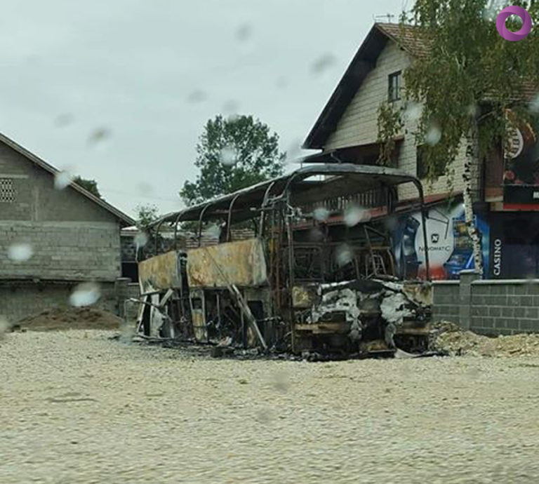Подметнут пожар у Лончарима: Запаљен аутобус “Виена турса”, страдао и мерцедес