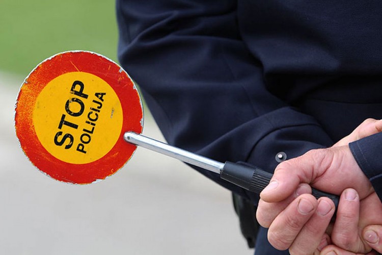 Bez vozačke u neispravnom vozilu sa lažnim tablicama: Policija distrikta oduzela Opela