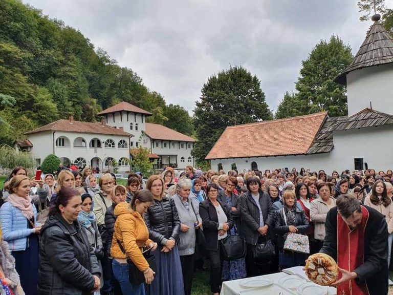 Чланице актива жена СНСД-а у обиласку манастира