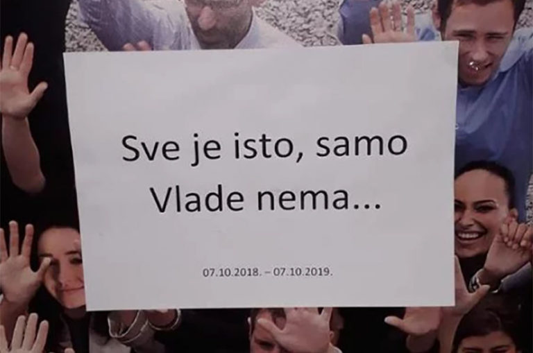 “Све је исто, само Владе нема” – Плакати у Сарајеву подсјетили на годину дана без власти