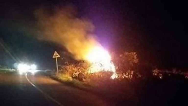 Пут Брчко-Бијељина: Аутомобил слетио с пута и запалио се, пет особа повријеђено