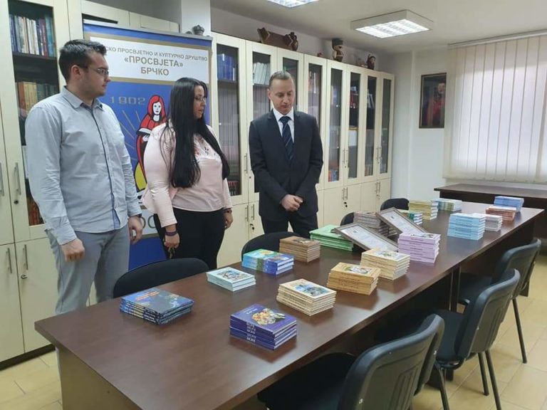 СНСД Брчко донирао 115 књига библиотеци СПКД Просвјета