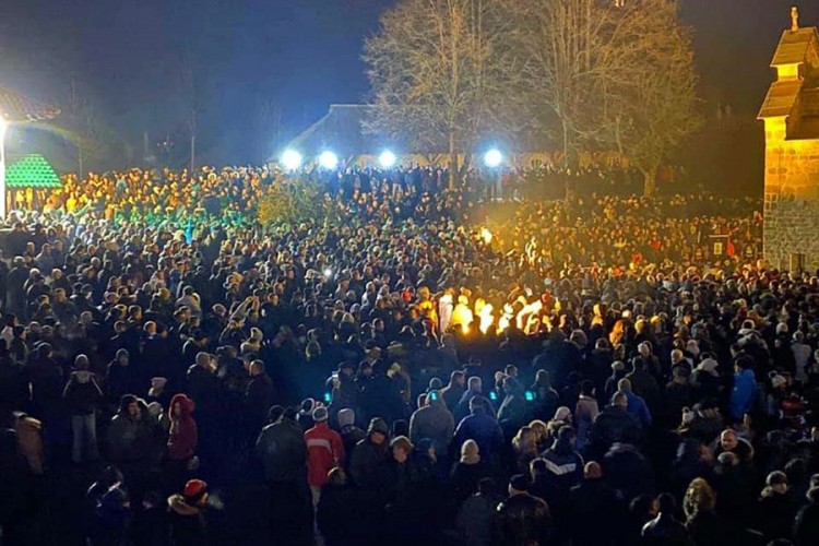 Црна Гора на ногама: 15.000 вјерника испред Ђурђевих ступова, десетине хиљада на улицама Подгорице