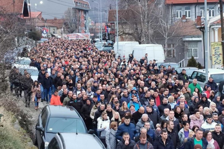 Хиљаде вјерника у литији на Косову у знак подршке Србима у Црној Гори