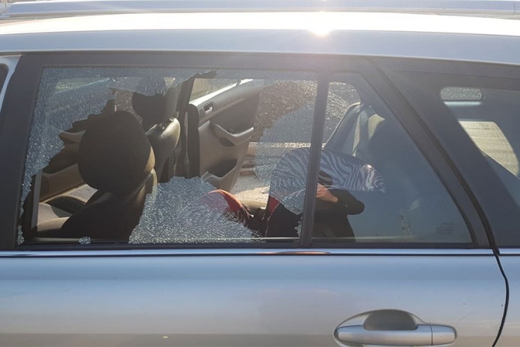 Драма у Прњавору: Залутали метак погодио аутомобил у вожњи