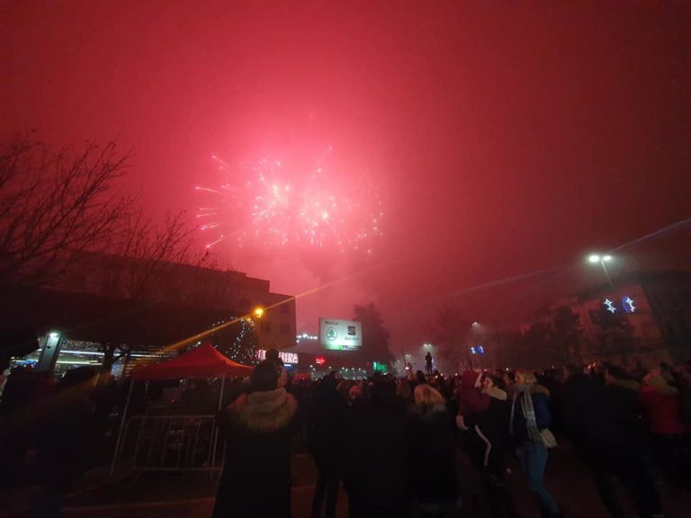 Брчко: Уз ватромет, коло и кувано вино дочекана православна Нова година