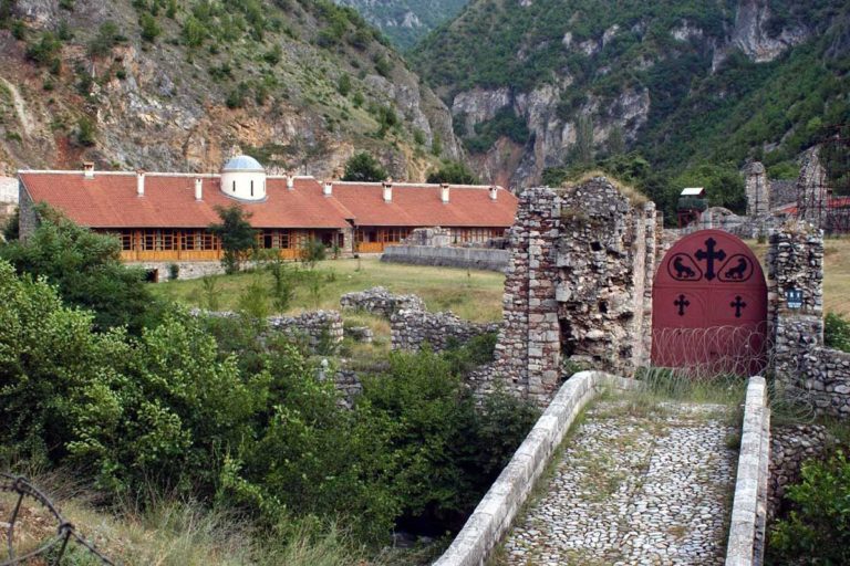 Навијачи Црвене звезде организују добротворну вече за обнову манастира у Призрену