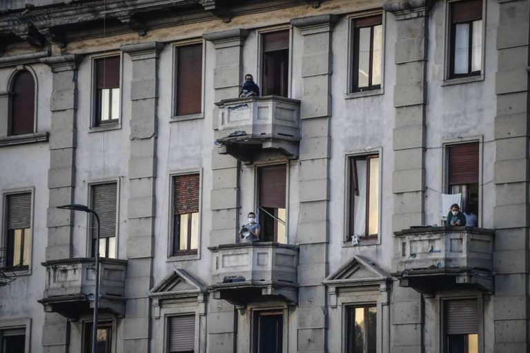 Музиком против короне: Свирају са балкона широм Италије