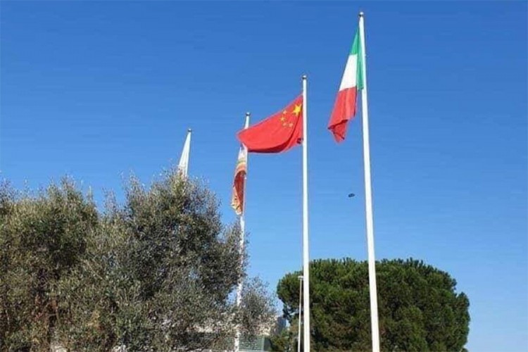Огорчени Италијани скидају заставе ЕУ, постављају руске и кинеске