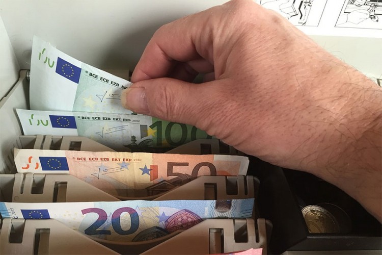 Купио половну комоду па у њој нашао 25.000 евра