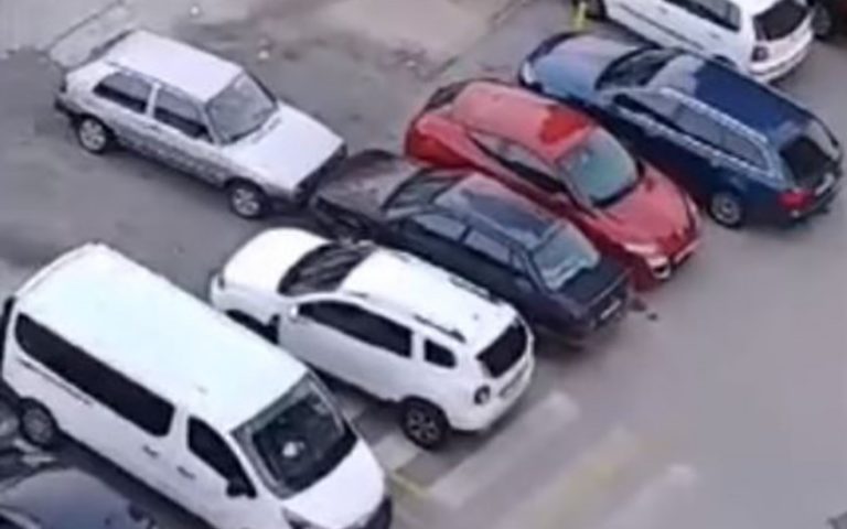 Непрописно паркирање у Сарајеву: Изгурао друго возило јер му је блокирало пролаз