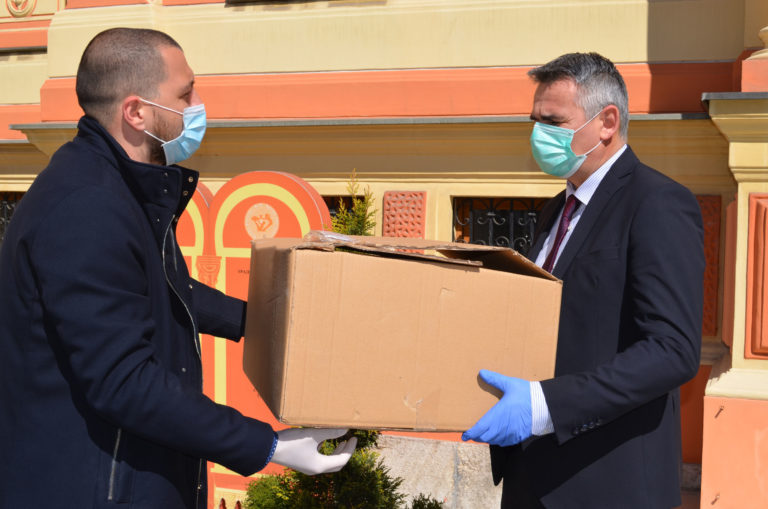 Добротворна организација ,,Тројеручица“ донирала заштитне маске Кризном штабу Брчко